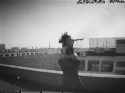 女子要跳楼1丹阳镇江动漫视频笔画简女生辅警一把拉回图片