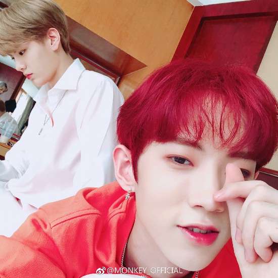 乐华七子黄新淳百万粉丝福利晒红发自拍