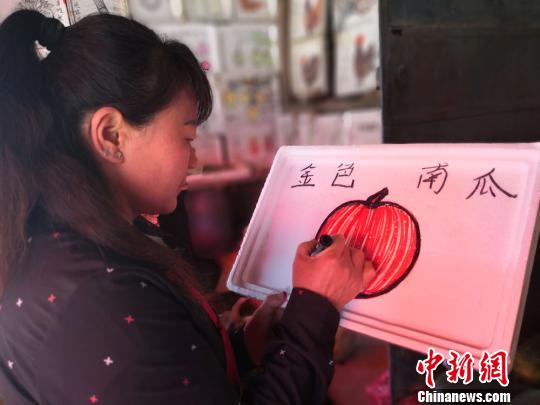 兰州卖菜大妈手绘菜单成网红 苦中作乐不改初