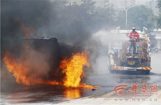 西安一面包车自燃 沿路对绿化带喷施农药洒水