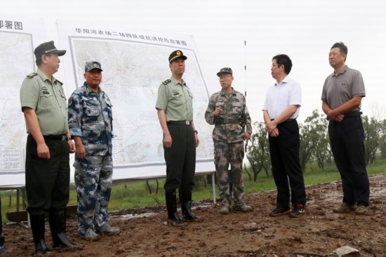 安徽省委常委,省军区司令员杨征在华阳河农场检查防汛