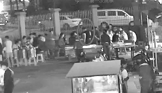 小伙模仿抖音菜换肉被拒 恼羞成怒叫人殴打邻