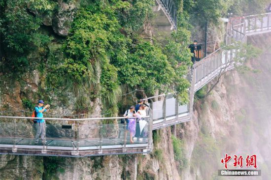 浙江最长高空玻璃栈道 飞瀑擦肩漫步云端