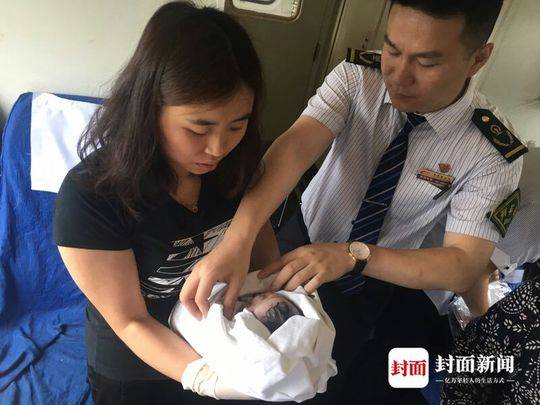 孕妇火车上分娩 护士车厢内接生 列车提前40分