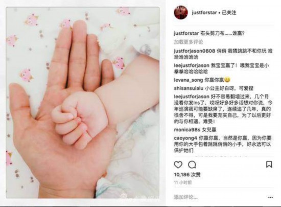 张杰录完《快本》急赶回家晒女儿小手照温馨幸福