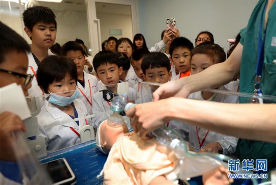 上海:儿童观察团体验医生是怎样炼成的