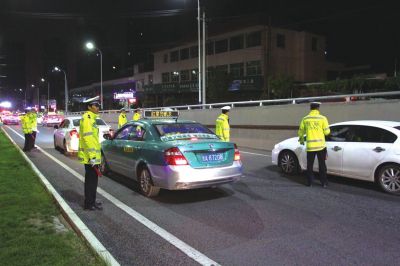 兰州:交警开展夏季酒驾醉驾毒驾夜查