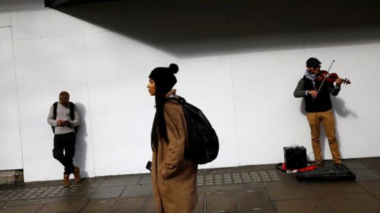 看街头艺人表演没带现金怎么办?伦敦首推非接