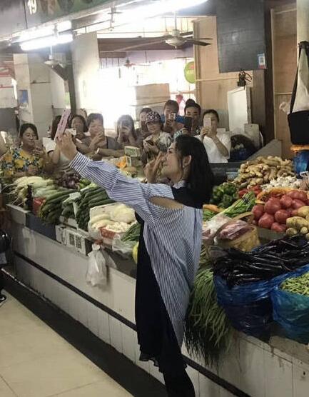 谢娜市场买菜被偶遇 无修图皮肤嫩出新高度--黑