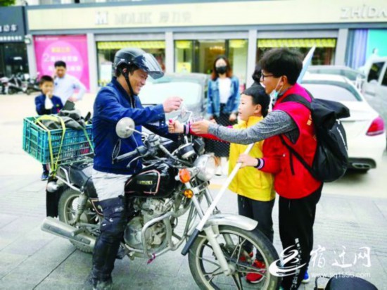 宿迁小志愿者以棒棒糖换烟获市民支持
