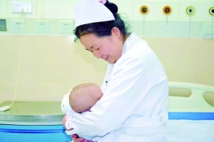 女子做手术不能哺乳 宿迁两护士接力给孩子喂奶