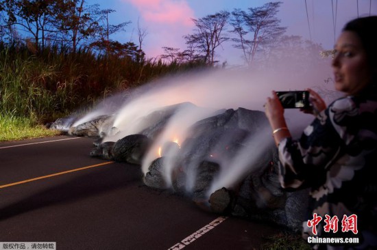 夏威夷火山熔岩喷出白色气体 记者冒险近距离