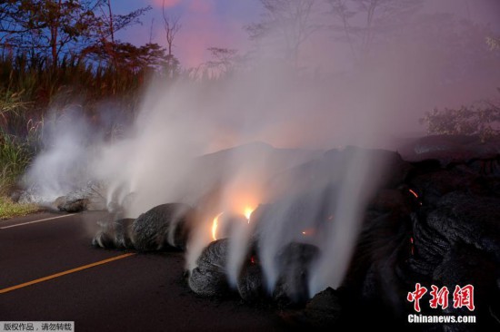 夏威夷火山熔岩喷出白