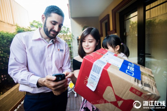 帅哥开豪车给华人送快递 一单最高可赚一百元