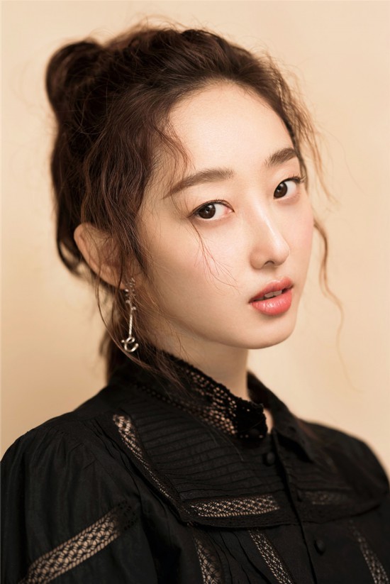 蒋梦婕化身美妆评论官分享护肤秘诀灵动俏皮