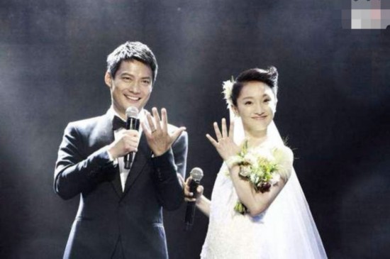 何炅主持的明星婚礼:张杰谢娜很甜蜜 赵又廷高