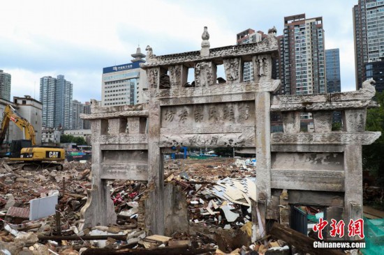 贵阳一楼房拆迁现清代牌坊 距今已有177年