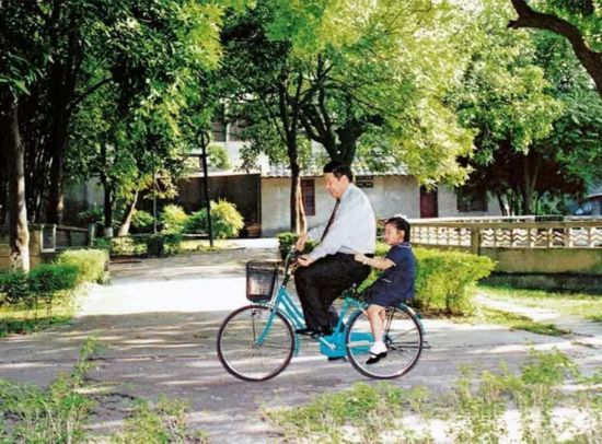 President Xi Jinping plays with his daughter in Fuzhou. [Photo: China Plus]