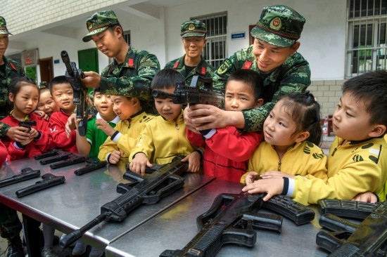 不一样的儿童节 我们在警营迎接六一