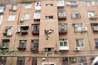 女孩轻生问救这次能救一生?警察:见一次救一