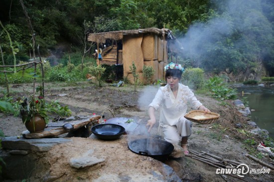 石泉90后女孩山里搭草窝 穿古装直播做美食月