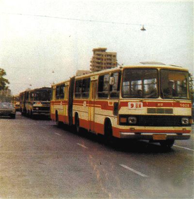 上世纪80年代的公交车.