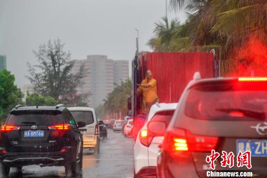 今年第4号台风给琼岛带来风雨 环岛高铁停运