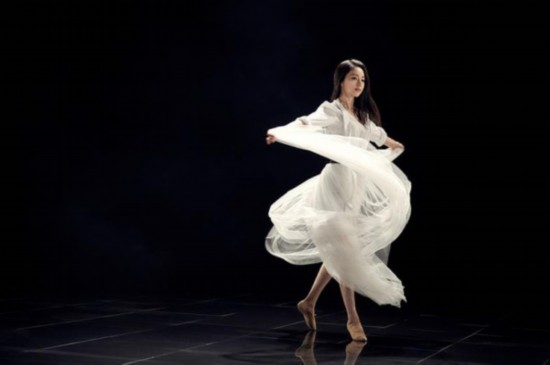 董璇写真花絮曝光 尽显扎实舞蹈功底