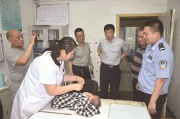           ■由于长途跋涉和水土不服，女婴感染上支气管炎。图为孩子在医院接受治疗        