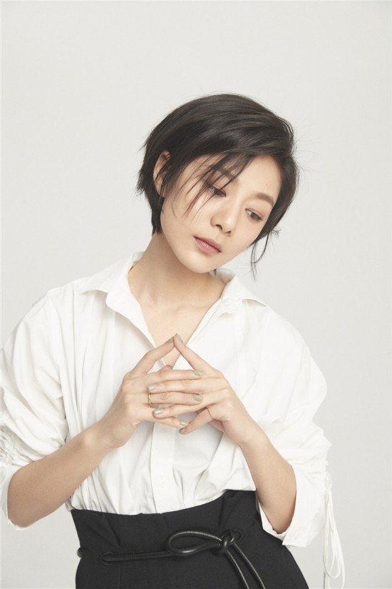 王真儿曝最新写真 造型简约清爽干练