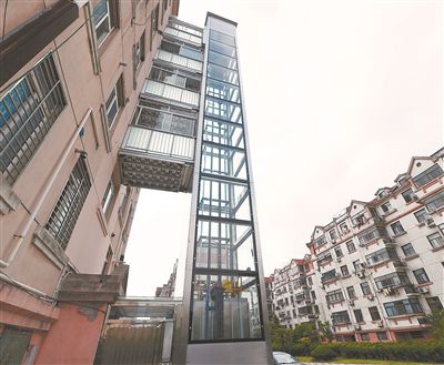 泰州市第一臺由居民眾籌、政府提供技術支持的老樓加裝電梯,五月二日在蓮花一區啟用(資料圖片)。 吳 俊攝 5月上旬,家住南通市崇川區東升花園二期的市民趙文斌捧著厚厚一摞材料,來到該市行政審批局窗口遞交加裝電梯申請時,被告知申報主體不符合要求他已記不清這是第幾次碰壁了。 在成功取得小區所有涉梯業主共識,用眾籌解決安裝運營費用并完成規劃、施工設計后,老舊小區增梯卻依然難產。問題究竟出在哪個環節?本報記者就此展開追蹤調查。 增梯之路道阻且長 東升花園位于南通市主城區,2003年建成交付,住宅類