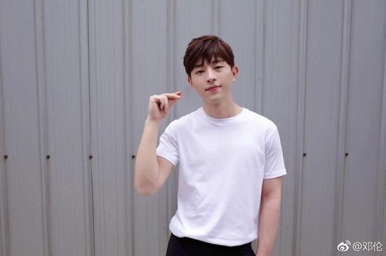 真友情!邓伦摆手势678为吴磊高考加油