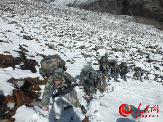 高清:西部战区某边防连官兵高海拔踏雪巡逻