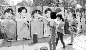 不惜斗富豪掷千金粉丝追星变“养成”明星