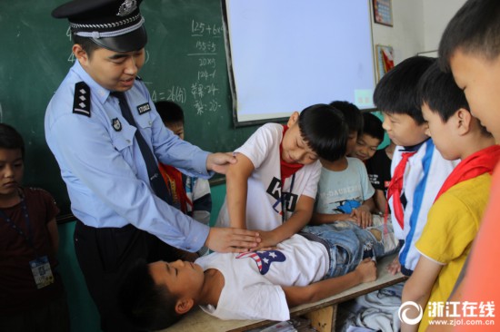 天气转热 椒江民警教学生防溺水