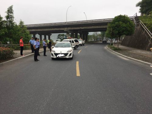 停车熄火到家脱衣服睡觉 醒来才发现自己在马