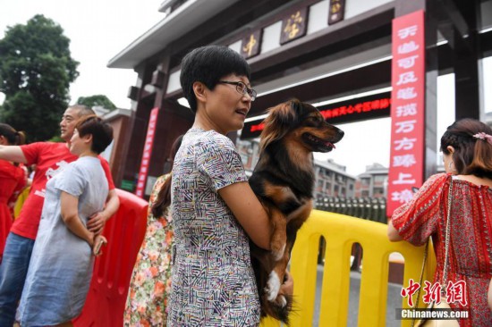 2018高考图鉴:家长穿旗袍祝福考生