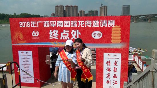 广西平南县借国际龙舟邀请赛开展反邪教宣传