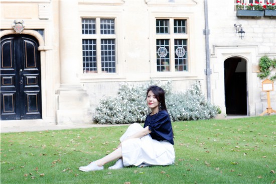 曾黎曝最新写真 一颦一笑知性十足