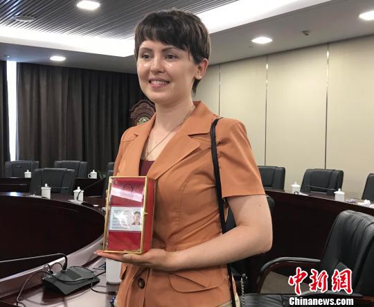 外国人在华永久居留审批加快 外籍人士赞获得