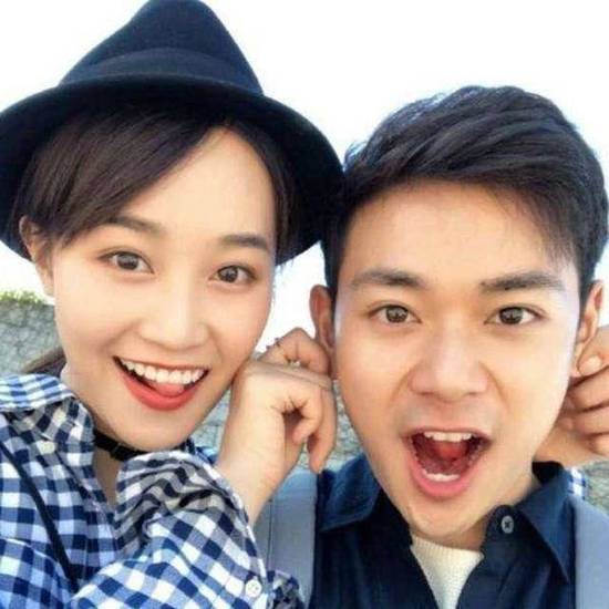 曹骏蓝盈莹晒照纪念相恋两周年 小情侣甜蜜恩