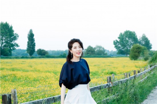 曾黎曝最新写真 一颦一笑知性十足