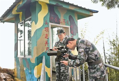 三面悬崖的3197哨所 战士背饮用水要走