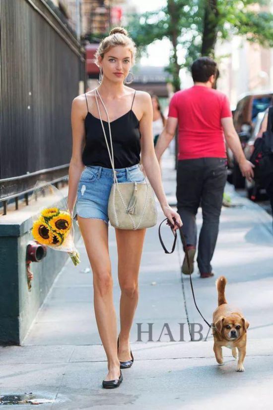 短裤+平底鞋，小个子美一个夏天的时髦公式！