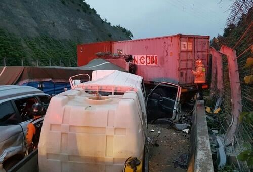 韩国高速公路发生连环追尾致 8人受伤