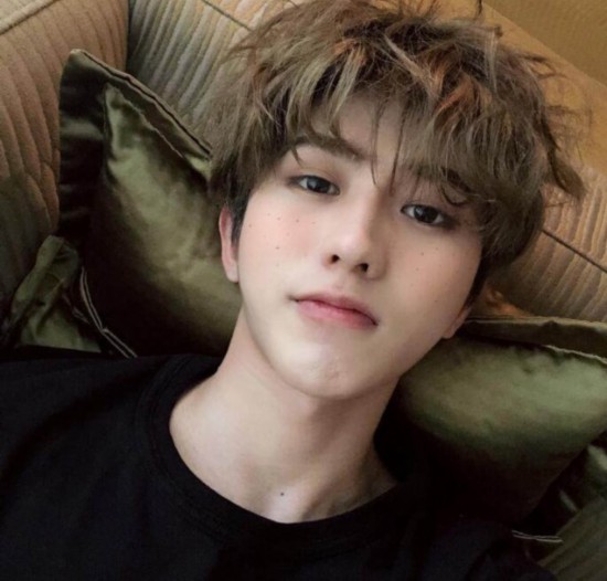 蔡徐坤晒自拍称来交作业 小卷毛搭雀斑妆时尚