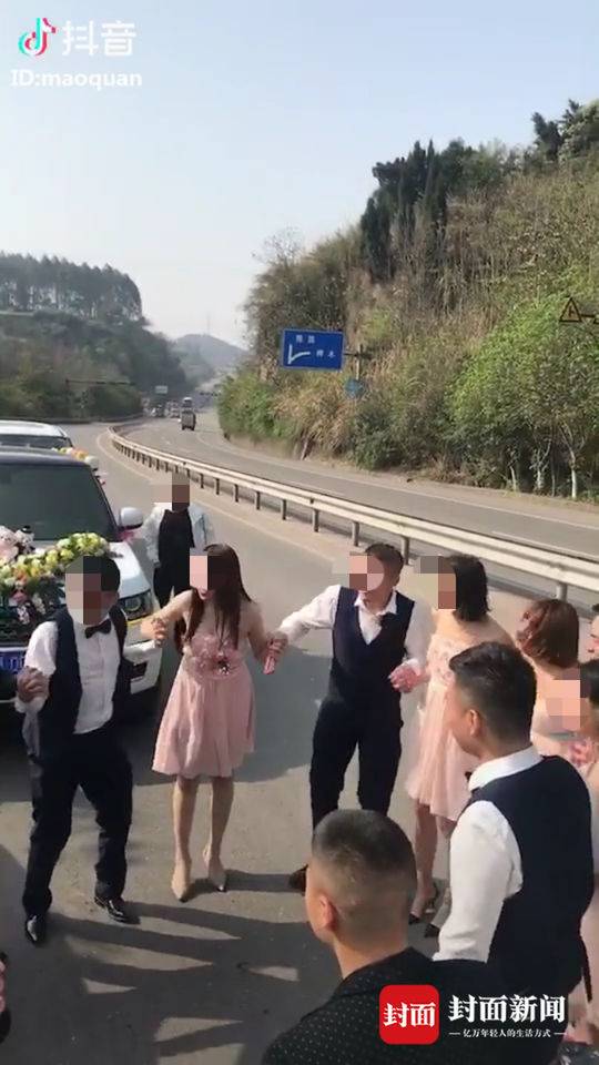婚礼车队国道上跳舞拍抖音 交警:占道跳舞要不