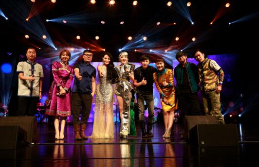 乌兰图雅《花开四季》绽放合肥 用最美歌声传