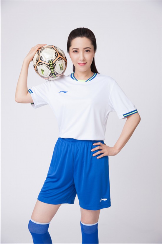 曾黎曝运动写真 清爽活力呼应世界杯