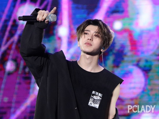 血槽已空,蔡徐坤雀斑妆甜度爆表